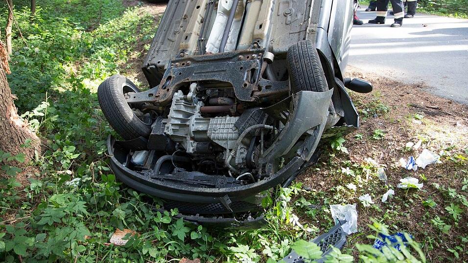 Unfall am Pfingstmontag in einem Waldst&uuml;ck bei Frontenhausen (Kreis Dingolfing-Landau). Dabei wurde ein 75-j&auml;hriger Mann schwer verletzt.
