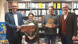 Verleger Friedrich Pustet (von links), Autorin Caroline Ebeling, Bernhard Lübbers und Thomas Feuerer vom Historischen Verein mit dem neuen Band.