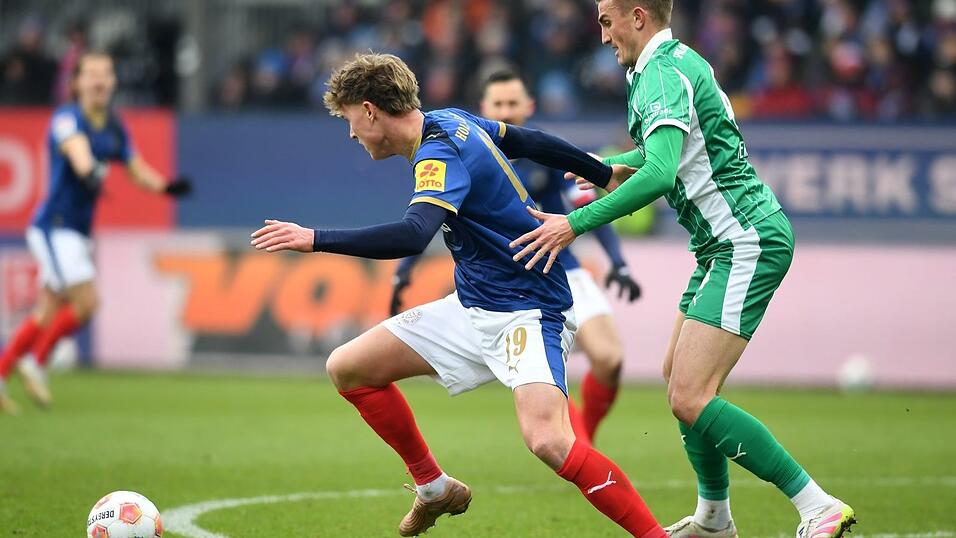Phil Harris (l, Holstein Kiel) und Philipp Ziereis (SpVgg Greuther F&uuml;rth) k&auml;mpfen um den Ball.