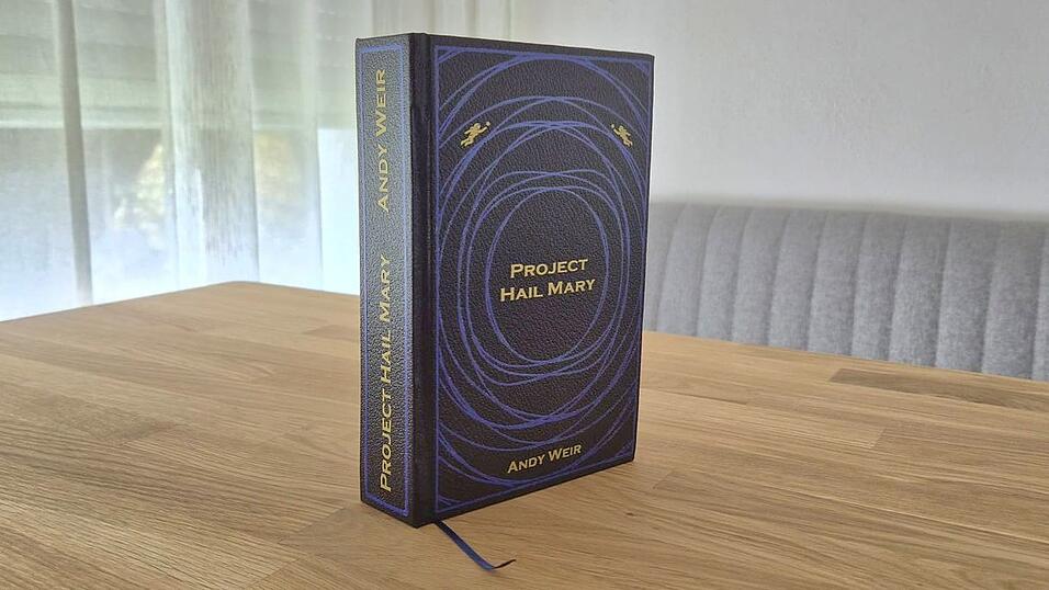 Aus alt wird neu: Ein Buch bekommt ein individuelles Cover. Aus alt wird neu: Ein Buch bekommt ein individuelles Cover.