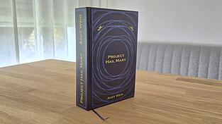 Aus alt wird neu: Ein Buch bekommt ein individuelles Cover.