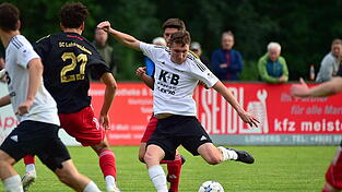 Lams Lukas Pritzl (in Weiß) und seine Kameraden werden gegen den Bayernliga-Absteiger FC Sturm Hauzenberg maximal gefordert sein. Lams Lukas Pritzl (in Weiß) und seine Kameraden werden gegen den Bayernliga-Absteiger FC Sturm Hauzenberg maximal gefordert sein.