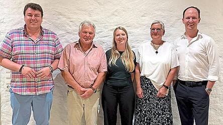 Michael Weiß, Landesvorsitzender der BSJ, Otto Baumann, Bezirksvorsitzender des BLSV, Laura Müller, stellvertretende Bezirksvorsitzende der BSJ, Sabine Schweibold, neu gewählte BSJ-Beauftragte für Prävention sexualisierter Gewalt, und Michael Limmer, Bezirksvorsitzender der BSJ (von links).