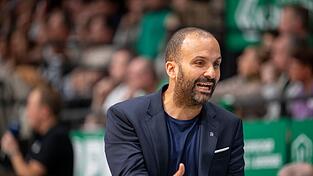 T.J. Parker vertrat erneut den erkrankten Gordon Herbert als Bayern-Coach. T.J. Parker vertrat erneut den erkrankten Gordon Herbert als Bayern-Coach.