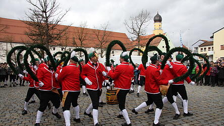 Die Tänzer sind ausschließlich männlich, Frauen begleiten die Schäffler als „Bojazzl“ und bringen Gaudi unter die Zuschauer.