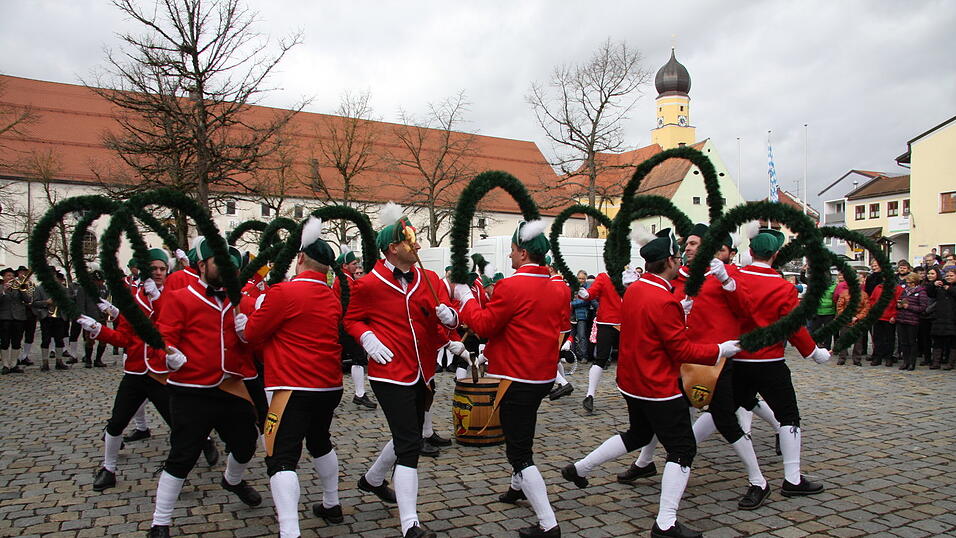 Die Tänzer sind ausschließlich männlich, Frauen begleiten die Schäffler als „Bojazzl“ und bringen Gaudi unter die Zuschauer.