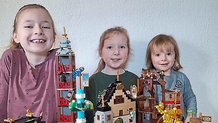 Louisa, Charlotte und Maximilian (v. l.) mit der &bdquo;Bayerischen Ninjago-Stadt&ldquo;