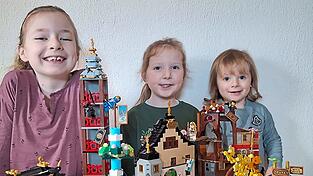 Louisa, Charlotte und Maximilian (v. l.) mit der &bdquo;Bayerischen Ninjago-Stadt&ldquo;