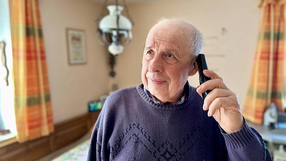 Wenn Josef Reimer und seine Familie bisher telefonierten, wurde es fast immer peinlich, denn die Leitung war plötzlich tot. Ähnlich unstabil war die Internet-Verbindung. Anscheinend konnte ihnen niemand helfen. Auf unsere Nachfrage hin nahm sich nun die Telekom ein Herz und schickte einen Experten, der das Problem löste. Wenn Josef Reimer und seine Familie bisher telefonierten, wurde es fast immer peinlich, denn die Leitung war plötzlich tot. Ähnlich unstabil war die Internet-Verbindung. Anscheinend konnte ihnen niemand helfen. Auf unsere Nachfrage hin nahm sich nun die Telekom ein Herz und schickte einen Experten, der das Problem löste.