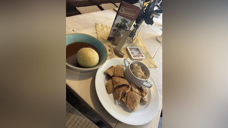 Die Kruste wird serviert mit Sauerkraut, Knödel und Soße.