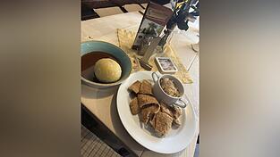 Die Kruste wird serviert mit Sauerkraut, Knödel und Soße. Die Kruste wird serviert mit Sauerkraut, Knödel und Soße.