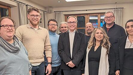 Die Liste für die Stadtratskandidatur der Moosburger SPD steht. Zum Gruppenbild mit SPD-Landratskandidaten Jan Klose (2.v.l.) stellten sich (v.l.) Johanna Mund, Erdogan Aydeniz, Efkan Tiryaki, Gunnar Marcus, Christoph Marschoun, Nigar Tiryaki, Dirk Fütterer und Roshan Ataye. Die Liste für die Stadtratskandidatur der Moosburger SPD steht. Zum Gruppenbild mit SPD-Landratskandidaten Jan Klose (2.v.l.) stellten sich (v.l.) Johanna Mund, Erdogan Aydeniz, Efkan Tiryaki, Gunnar Marcus, Christoph Marschoun, Nigar Tiryaki, Dirk Fütterer und Roshan Ataye.