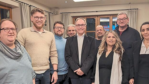 Die Liste für die Stadtratskandidatur der Moosburger SPD steht. Zum Gruppenbild mit SPD-Landratskandidaten Jan Klose (2.v.l.) stellten sich (v.l.) Johanna Mund, Erdogan Aydeniz, Efkan Tiryaki, Gunnar Marcus, Christoph Marschoun, Nigar Tiryaki, Dirk Fütterer und Roshan Ataye.