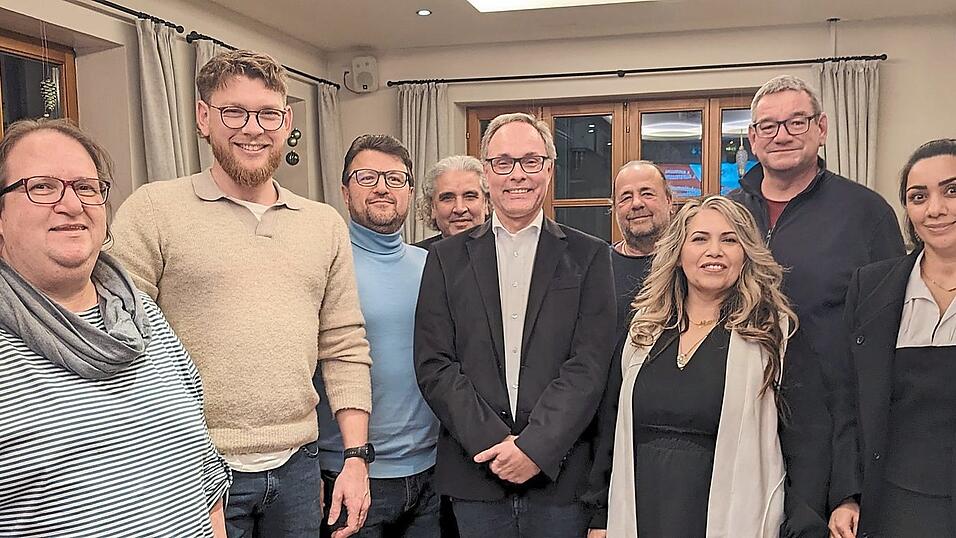 Die Liste für die Stadtratskandidatur der Moosburger SPD steht. Zum Gruppenbild mit SPD-Landratskandidaten Jan Klose (2.v.l.) stellten sich (v.l.) Johanna Mund, Erdogan Aydeniz, Efkan Tiryaki, Gunnar Marcus, Christoph Marschoun, Nigar Tiryaki, Dirk Fütterer und Roshan Ataye.