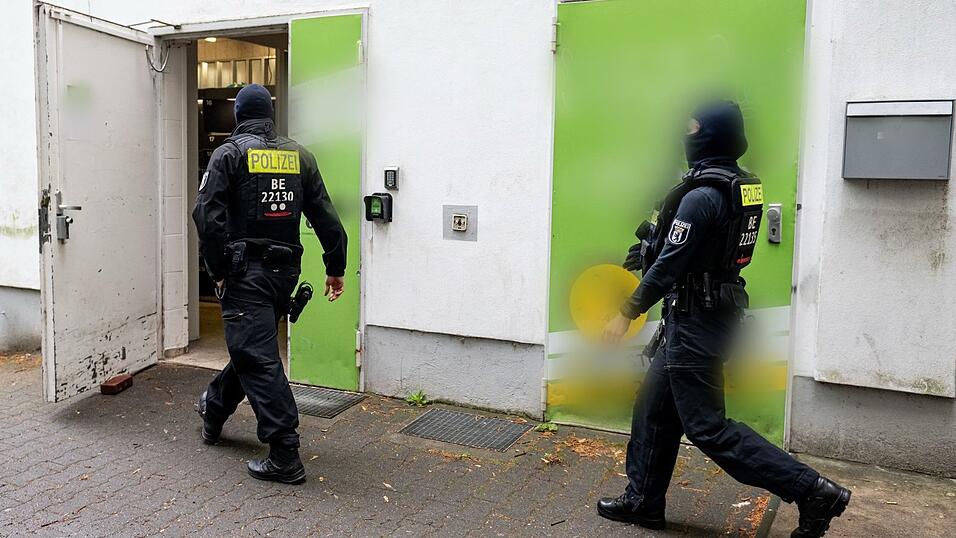 Die Polizei in Berlin geht mit einer gro&szlig;en Razzia gegen illegalen Waffenbesitz, Erpressung und Bandenkriminalit&auml;t vor.