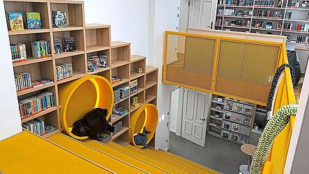 Das Herzstück der neuen Further Bibliothek: der breite Treppenaufgang in den ersten Stock.