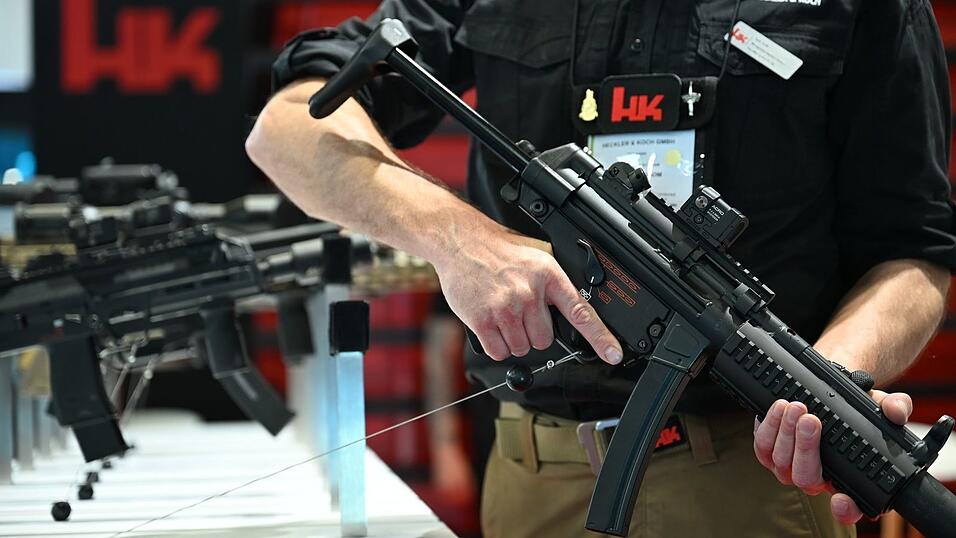 Heckler & Koch macht so viel Umsatz mit seinen Waffenverkäufen wie noch nie. Hier ein Blick auf den HK-Messestand bei der Waffenmesse Eurosatory 2026. Heckler & Koch macht so viel Umsatz mit seinen Waffenverkäufen wie noch nie. Hier ein Blick auf den HK-Messestand bei der Waffenmesse Eurosatory 2026.