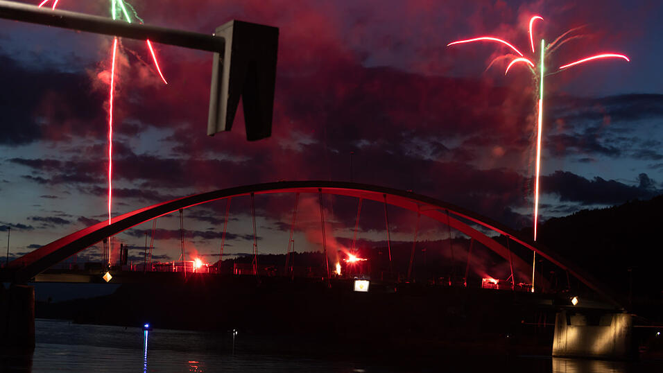 Bereits ab 20 Uhr stieg die Party beiderseits der Donau, um 22 Uhr dann begeisterte das feurige Spektakel auf der Donaubrücke die Gäste. Bereits ab 20 Uhr stieg die Party beiderseits der Donau, um 22 Uhr dann begeisterte das feurige Spektakel auf der Donaubrücke die Gäste.
