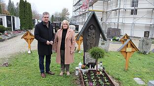 Bürgermeister Hans Schmalhofer und Friedhofsverwalterin Monika Beham neben dem Sternenkindergrab am Plattlinger Friedhof.