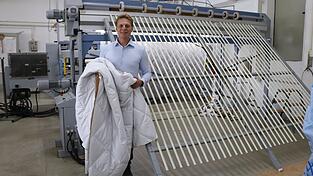 Beidseitig wird das Naturhaar mit Stoff ummantelt, erklärt Anselm Hintermann. Er ist seit Kindesbeinen an mit Daunen und Naturhaar vertraut: In fünfter Generation führt er den Daunenbettenhersteller Mühldorfer aus Haidmühle. Nun steht auch Böhmerwald Bettfedern unter seiner Führung.