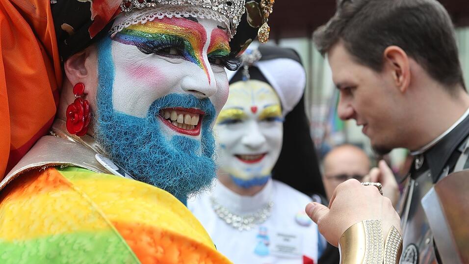 Knapp 2.000 Teilnehmer feierten am Samstag in Landhut den ersten Christopher-Street-Day Niederbayerns.