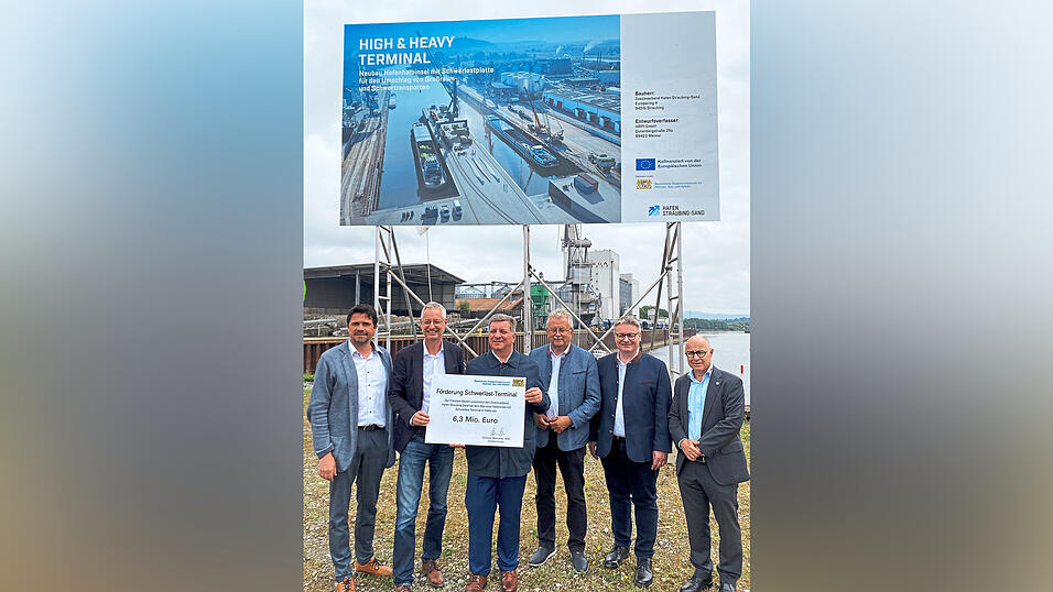 Verkehrsminister Christian Bernreiter (3.v.l.) löste sein Volksfest-Versprechen mit einer Förderzusage für den Hafen ein. Mit dabei waren (v.l.) die ZVH-Vorsitzenden Adalbert Hösl, OB Markus Pannermayr und Landrat Josef Laumer, MdL Josef Zellmeier und ZVH-Geschäftsleiter Andreas Löffert. Verkehrsminister Christian Bernreiter (3.v.l.) löste sein Volksfest-Versprechen mit einer Förderzusage für den Hafen ein. Mit dabei waren (v.l.) die ZVH-Vorsitzenden Adalbert Hösl, OB Markus Pannermayr und Landrat Josef Laumer, MdL Josef Zellmeier und ZVH-Geschäftsleiter Andreas Löffert.