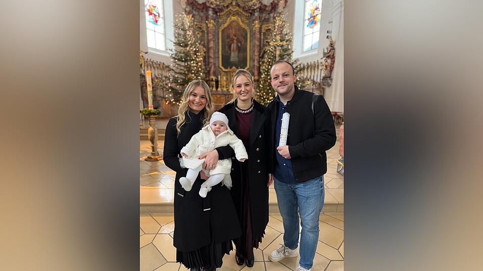 Christina Heitzer mit Tochter Lilly Heitzer, Patin Selina Hofner und Felix Heitzer (v.l.)