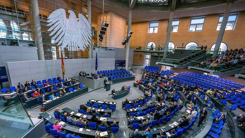 Die 630 Bundestagsabgeordneten werden in diesem Jahr wohl keine Erhöhung bekommen - doch wann wird das beschlossen? (Archivbild) Die 630 Bundestagsabgeordneten werden in diesem Jahr wohl keine Erhöhung bekommen - doch wann wird das beschlossen? (Archivbild)