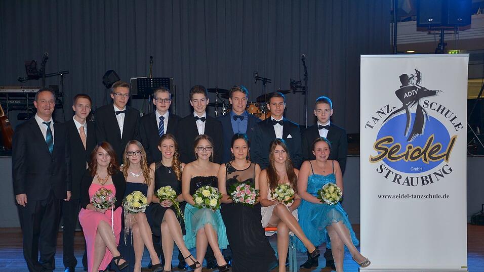 Die Bilder vom Abschlussball der Tanzschule Seidel in der Fraunhofer-Halle am 28. November. Die Bilder vom Abschlussball der Tanzschule Seidel in der Fraunhofer-Halle am 28. November.
