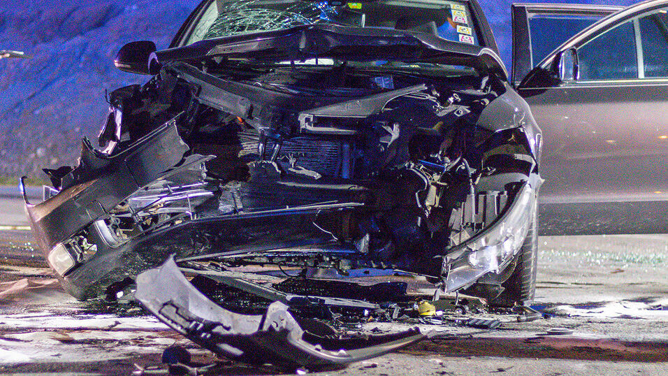 Die beiden Autos krachten mitten auf einer Kreuzung ineinander. Die beiden Autos krachten mitten auf einer Kreuzung ineinander.