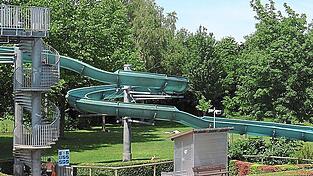 Die Rutsche im Freibad wird saniert.