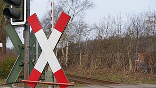 Unbeschrankte Bahnübergänge sind sehr gefährlich - immer wieder kommt es hier zu schweren Unfällen. (Illustration) Unbeschrankte Bahnübergänge sind sehr gefährlich - immer wieder kommt es hier zu schweren Unfällen. (Illustration)