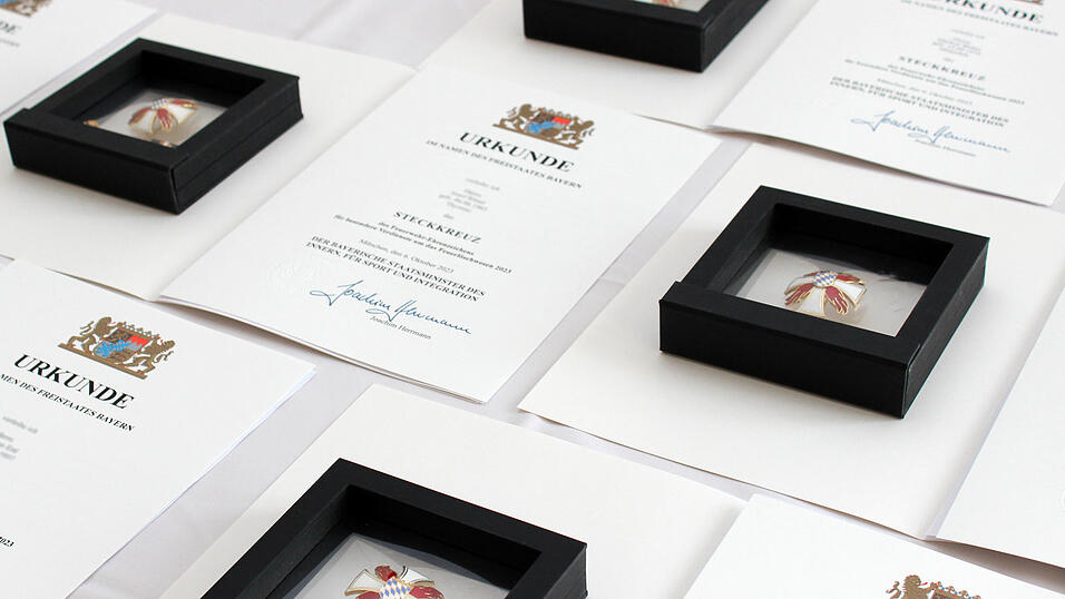 Das Feuerwehr-Steckkreuz ist die h&ouml;chste staatliche Auszeichnung f&uuml;r den Feuerwehrdienst. Sie wird alle zwei Jahre verliehen.