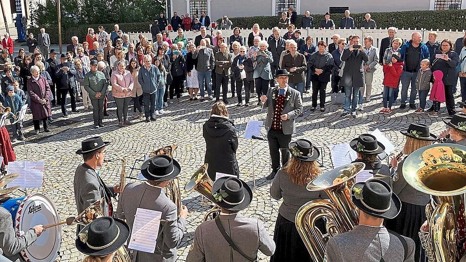 Etwa 200 erwartungsfrohe Zuhörer hatten sich auf dem Marktplatz versammelt, um die Welturaufführung des 'Auer Marsch' durch die Marktkapelle unter der Leitung von Dirigent Georg Neumeier mitzuerleben.