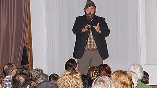 Der Woid Woife aus Bodenmais erz&auml;hlte den rund 150 Zuh&ouml;rern im proppenvollen B&uuml;rgersaal von seinen Touren in den Wald.