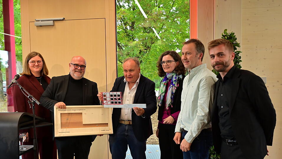 Zahlreiche Gäste aus Politik und Wirtschaft kamen zum Festakt in die Attenkofer-Akademie. Zahlreiche Gäste aus Politik und Wirtschaft kamen zum Festakt in die Attenkofer-Akademie.