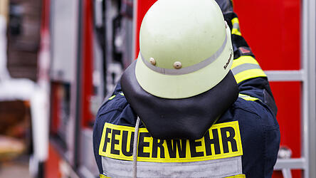 Die Feuerwehr war am Samstag mit einem Gro&szlig;aufgebot bei dem Brand einer Lkw-Zugmaschine in Hallbergmoos (Kreis Freising) vor Ort. (Symbolbild)