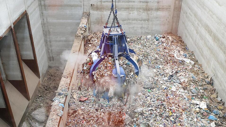 Ein Greifer im Bunker eines Müllheizkraftwerks (Symbolbild). Die CO2-Bepreisung bei der Restmüllverbrennung lässt die Kosten explodieren. Ein Greifer im Bunker eines Müllheizkraftwerks (Symbolbild). Die CO2-Bepreisung bei der Restmüllverbrennung lässt die Kosten explodieren.