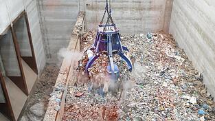 Ein Greifer im Bunker eines Müllheizkraftwerks (Symbolbild). Die CO2-Bepreisung bei der Restmüllverbrennung lässt die Kosten explodieren. Ein Greifer im Bunker eines Müllheizkraftwerks (Symbolbild). Die CO2-Bepreisung bei der Restmüllverbrennung lässt die Kosten explodieren.