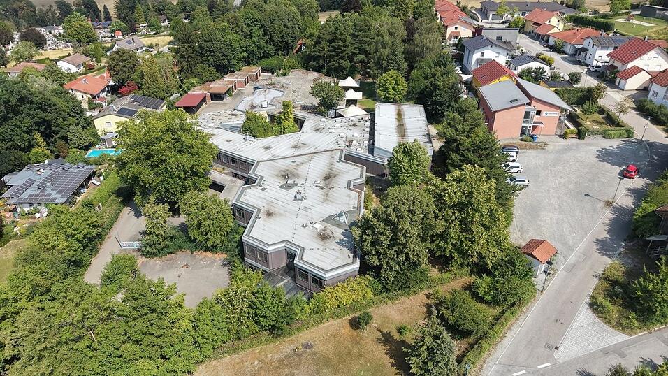 Blick von oben auf das alte Lebenshilfe-Areal. Das Grundstück ist rund 15.000 Quadratmeter groß und ideal für das Vorhaben „Lebensquartier“, das der Kreis-Caritasverbands Landau plant. Blick von oben auf das alte Lebenshilfe-Areal. Das Grundstück ist rund 15.000 Quadratmeter groß und ideal für das Vorhaben „Lebensquartier“, das der Kreis-Caritasverbands Landau plant.