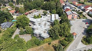 Blick von oben auf das alte Lebenshilfe-Areal. Das Grundstück ist rund 15.000 Quadratmeter groß und ideal für das Vorhaben „Lebensquartier“, das der Kreis-Caritasverbands Landau plant. Blick von oben auf das alte Lebenshilfe-Areal. Das Grundstück ist rund 15.000 Quadratmeter groß und ideal für das Vorhaben „Lebensquartier“, das der Kreis-Caritasverbands Landau plant.