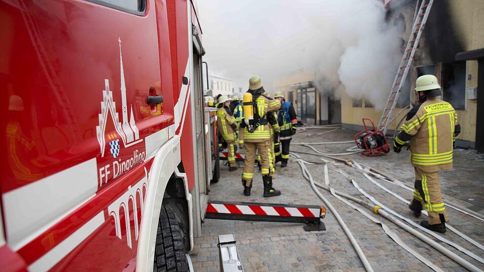 Inmitten dieses brennenden Hauses in der Griesgasse in Dingolfing entdeckte die Feuerwehr die Leiche.