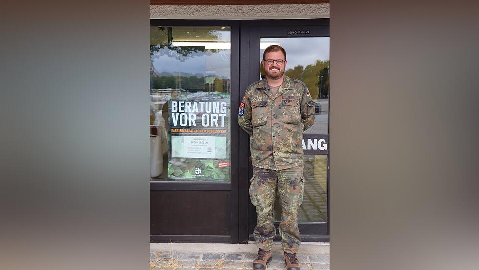 Hauptmann Christian J. berät Interessenten zu Laufbahnen bei der Bundeswehr - im zivilen Bereich wie als Soldat. Hauptmann Christian J. berät Interessenten zu Laufbahnen bei der Bundeswehr - im zivilen Bereich wie als Soldat.