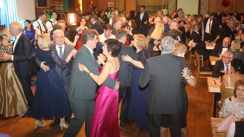 Beim Ball der Kreishandwerkerschaft Landshut war die Tanzfl&auml;che ab der ersten Tanzrunde immer voll belegt.