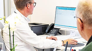 Bis zu zwei Milliarden Euro pro Jahr ließen sich einsparen, wenn bei invasiven Eingriffen auf eine zweite Einschätzung verzichtet würde.