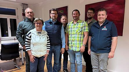 Paul Ro&szlig;berger (3.v.r.) bleibt auch in der Periode 2026 bis 2032 Vorsitzender des neu zusammengestellten Schulzweckverbandes.