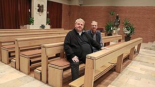 Eine energiesparende Sitzkissentemperierung sorgt nun in der Geiganter Kirche für angenehme Temperaturen: Die richtige Entscheidung, da sind sich Pfarrer Albert Hölzl und Kirchenpfleger Rainer Wagner einig. Eine energiesparende Sitzkissentemperierung sorgt nun in der Geiganter Kirche für angenehme Temperaturen: Die richtige Entscheidung, da sind sich Pfarrer Albert Hölzl und Kirchenpfleger Rainer Wagner einig.