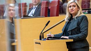 Die beiden zunächst eingesetzten Impfstoffe seien zwar in kurzer Zeit, aber keinesfalls weniger sorgfältig entwickelt worden, sagte Bayerns Gesundheitsministerin Melanie Huml: 'Hier wird nichts durchgewunken.' Die beiden zunächst eingesetzten Impfstoffe seien zwar in kurzer Zeit, aber keinesfalls weniger sorgfältig entwickelt worden, sagte Bayerns Gesundheitsministerin Melanie Huml: 'Hier wird nichts durchgewunken.'