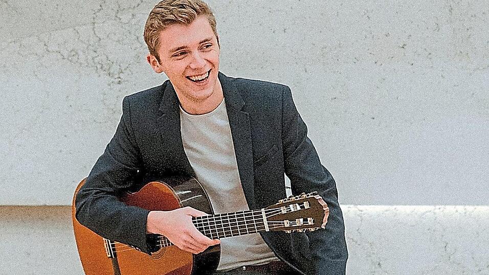Nach der harten Arbeit hat Leonard Becker allen Grund zu l&auml;cheln: Der junge Musiker aus Viechtach spielt klassische Gitarre f&uuml;r sein Leben gern und hat nun seine erste CD ver&ouml;ffentlicht.
