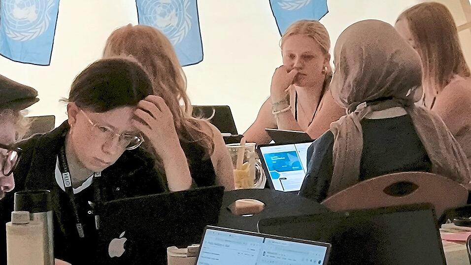 Rauchende Köpfe bei der Globe-Übung in der Feuerwehrschule Regensburg: Die Studenten stehen heftig unter Druck.